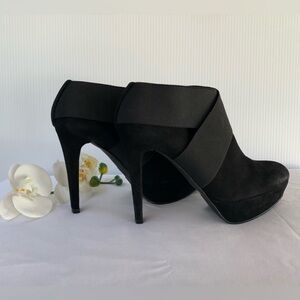 STUART WEITZMAN black suede pumps, size 8.5